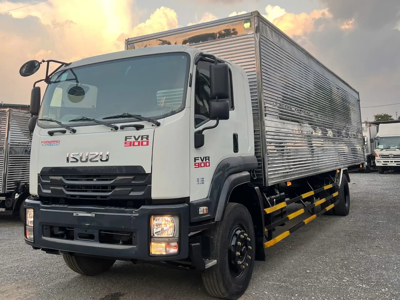 Isuzu FVR 900 thùng kín đời 2022 - ảnh 2
