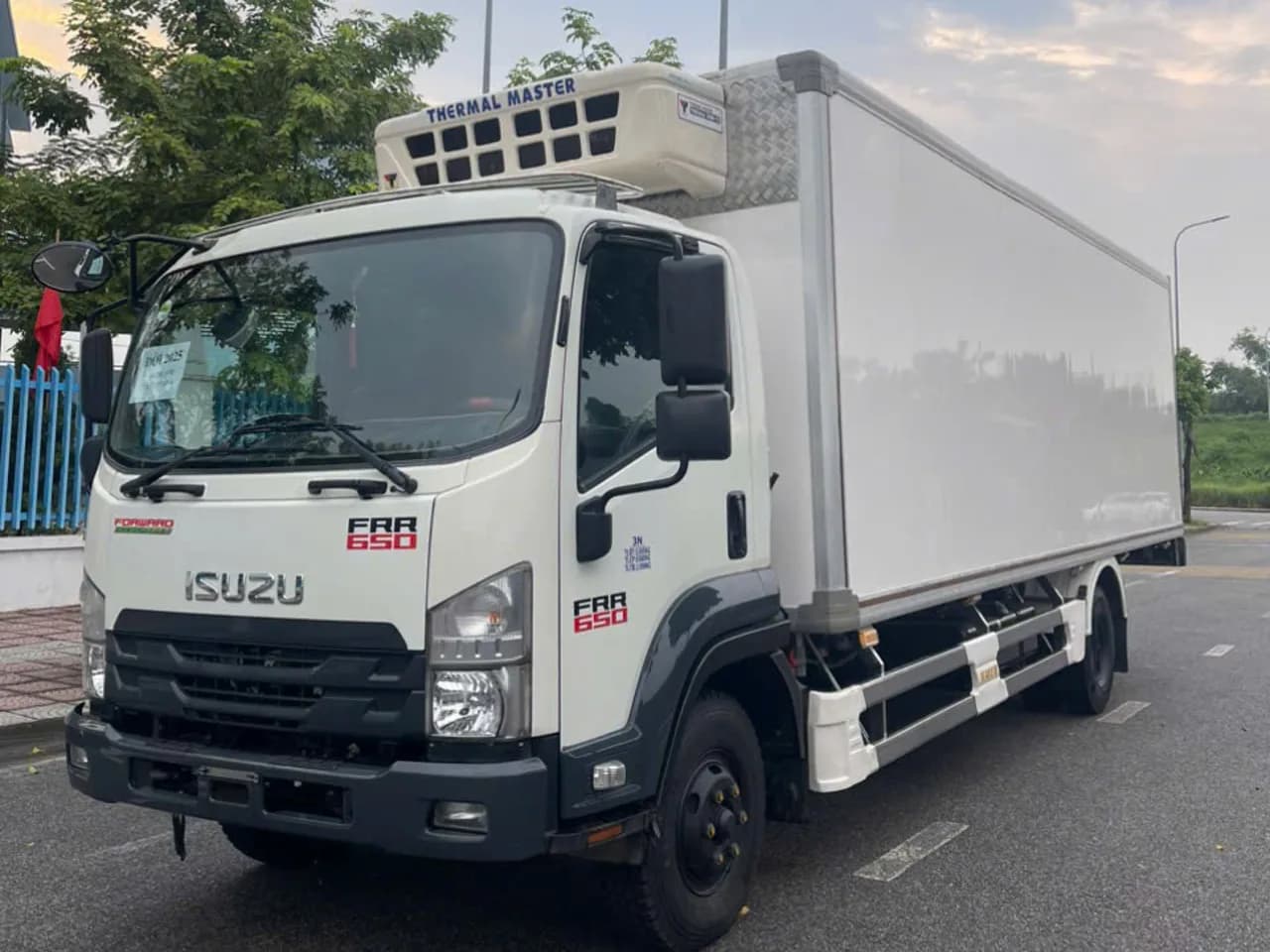Isuzu FRR 650 thùng lạnh đời 2025 - ảnh 3