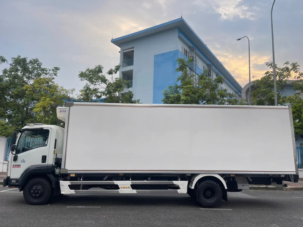 Isuzu FRR 650 thùng lạnh đời 2025 - ảnh 4